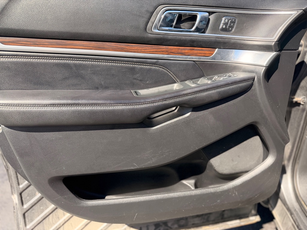 Photo 9 of this FORD EXPLORER