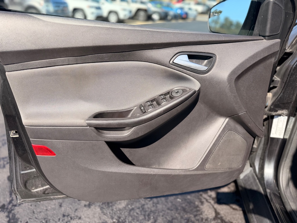 Photo 9 of this FORD FOCUS