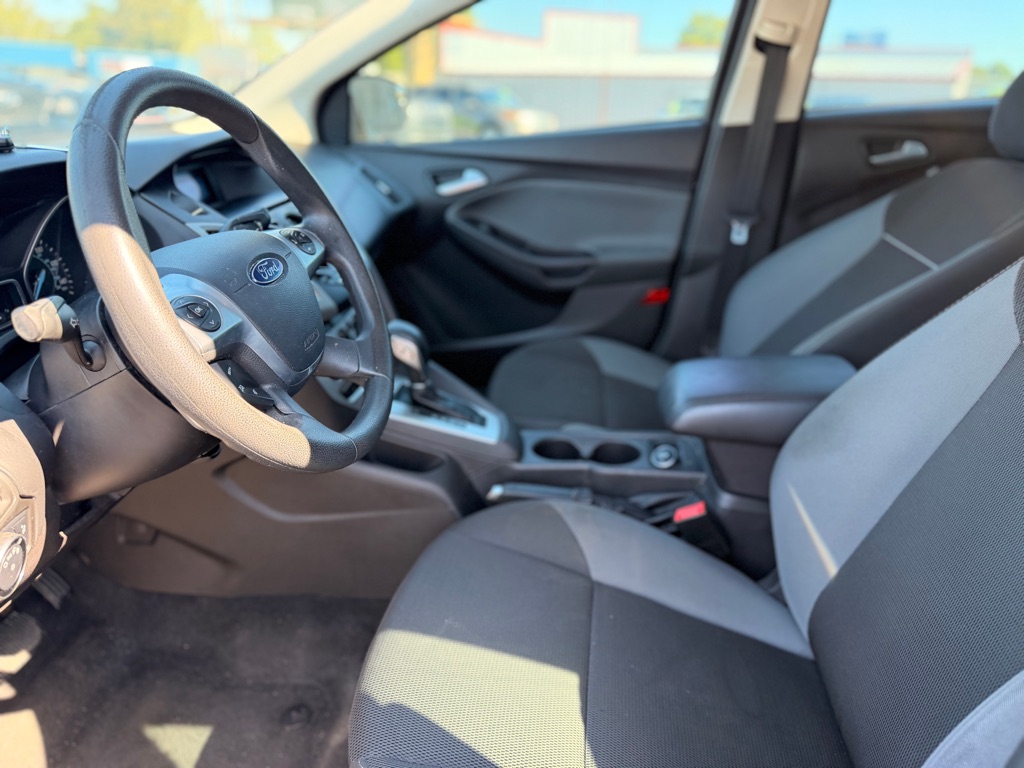 Photo 11 of this FORD FOCUS