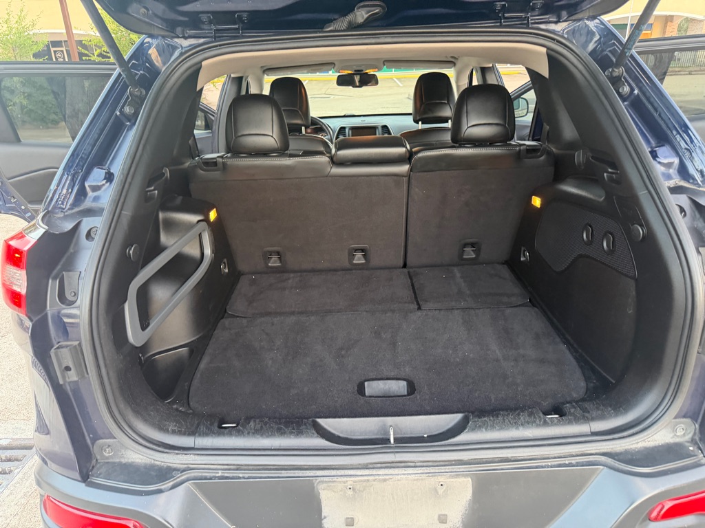 Photo 15 of this JEEP CHEROKEE