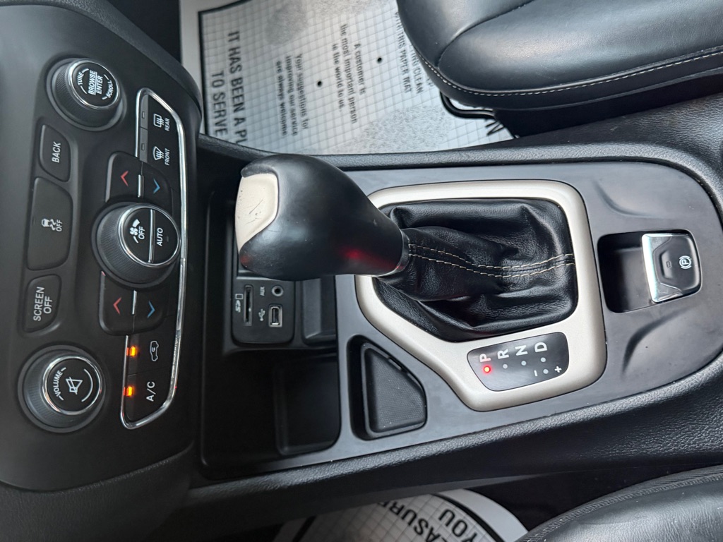 Photo 19 of this JEEP CHEROKEE