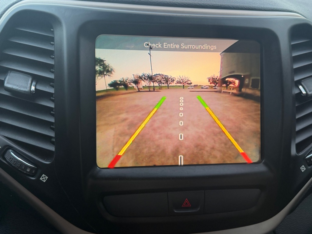 Photo 18 of this JEEP CHEROKEE