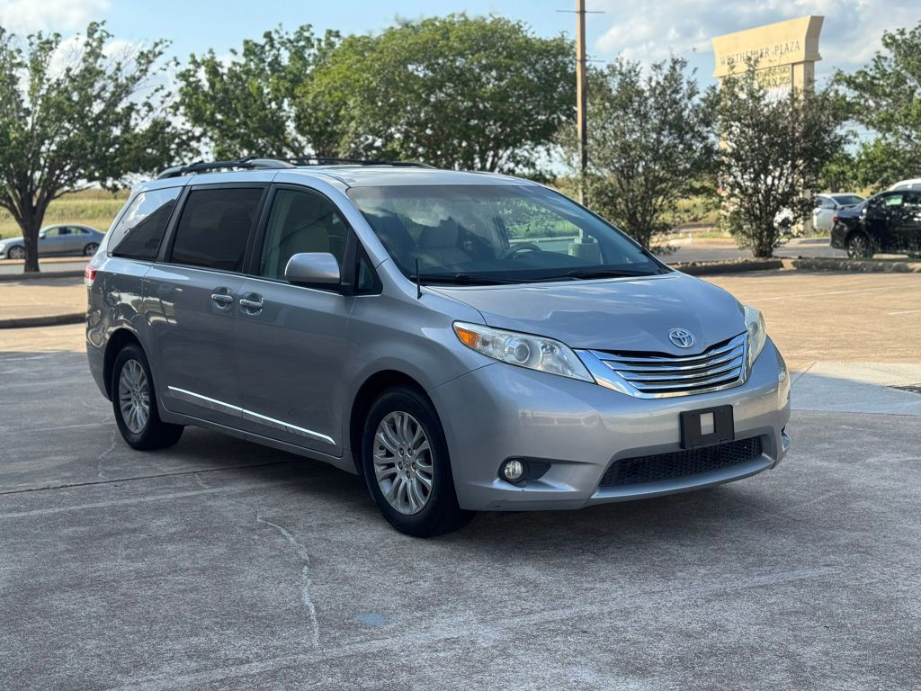 Photo 3 of this TOYOTA SIENNA
