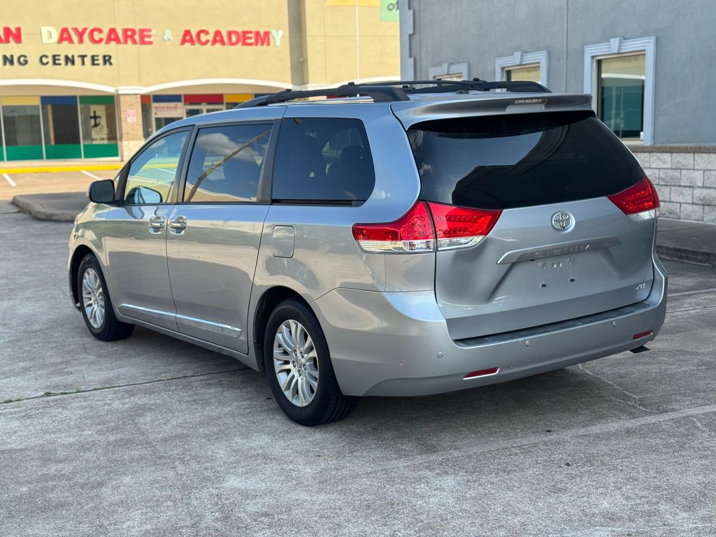 Photo 4 of this TOYOTA SIENNA