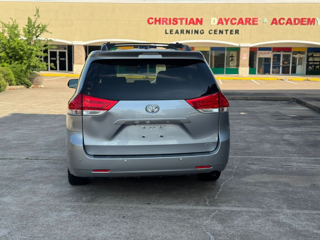 Photo 5 of this TOYOTA SIENNA