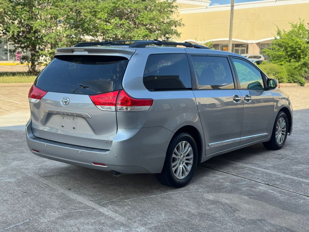 Photo 6 of this TOYOTA SIENNA