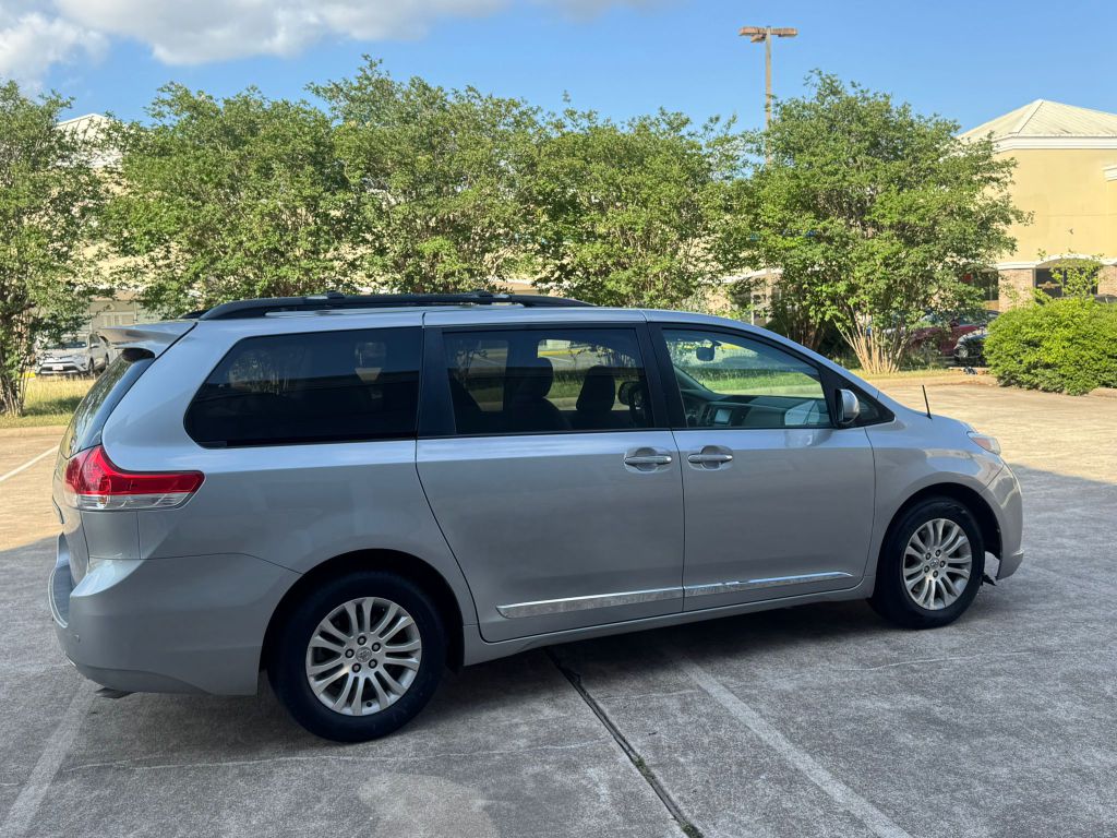 Photo 7 of this TOYOTA SIENNA
