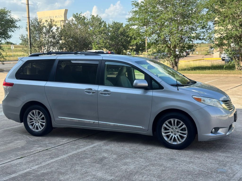 Photo 8 of this TOYOTA SIENNA