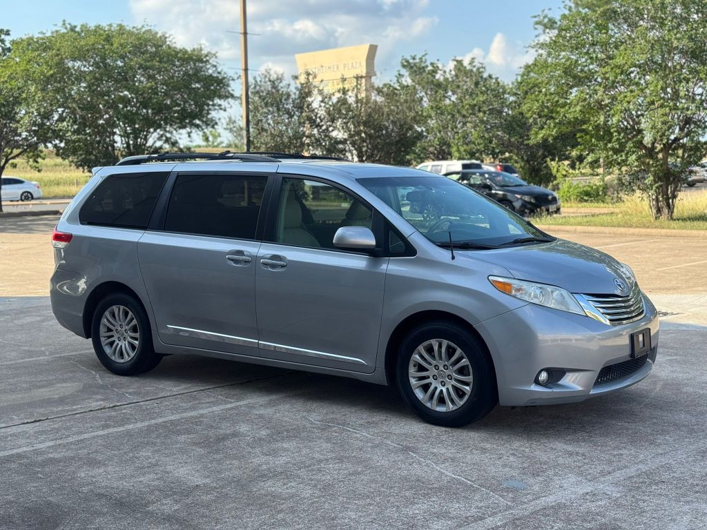 Photo 9 of this TOYOTA SIENNA