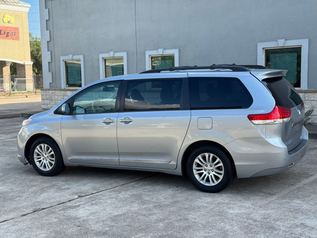 Photo 10 of this TOYOTA SIENNA