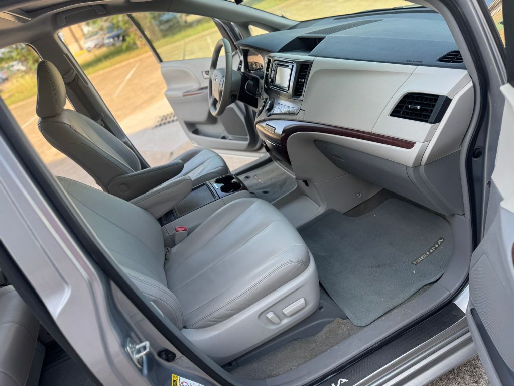 Photo 11 of this TOYOTA SIENNA