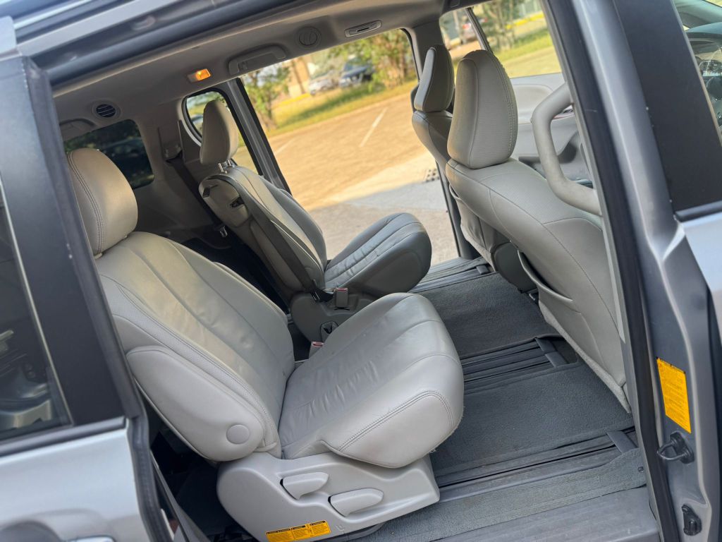 Photo 12 of this TOYOTA SIENNA