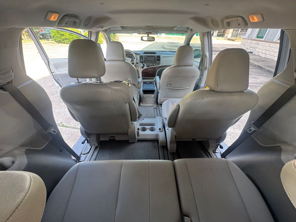 Photo 13 of this TOYOTA SIENNA