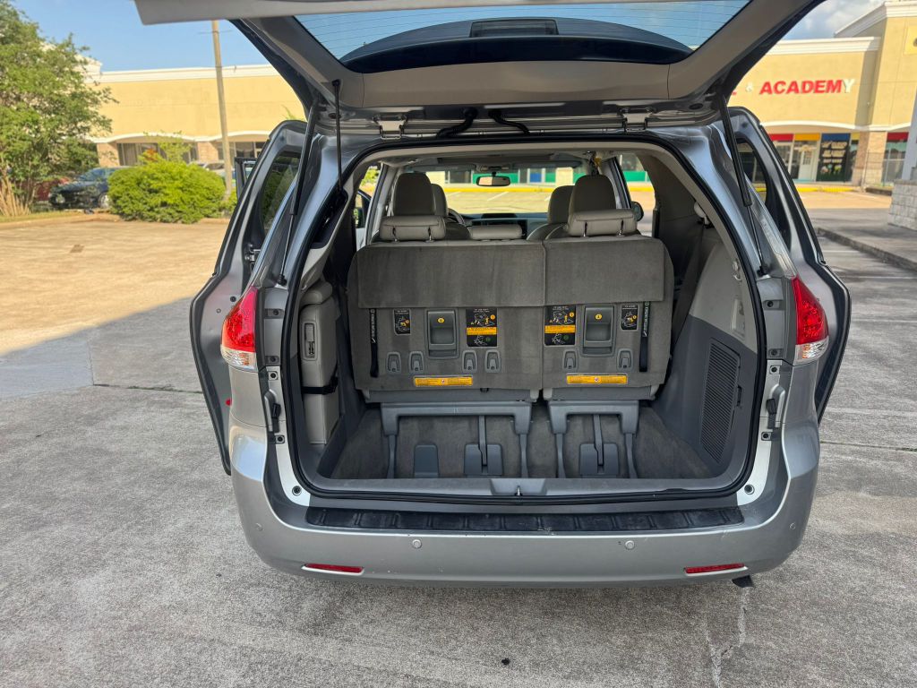 Photo 14 of this TOYOTA SIENNA