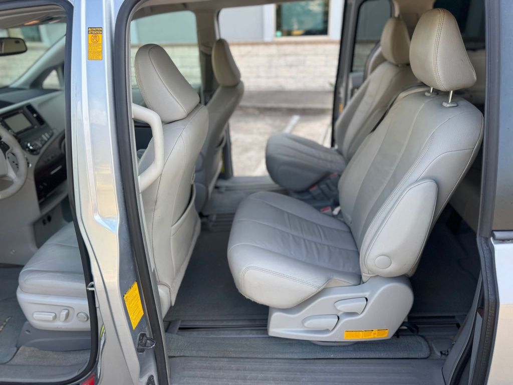 Photo 15 of this TOYOTA SIENNA