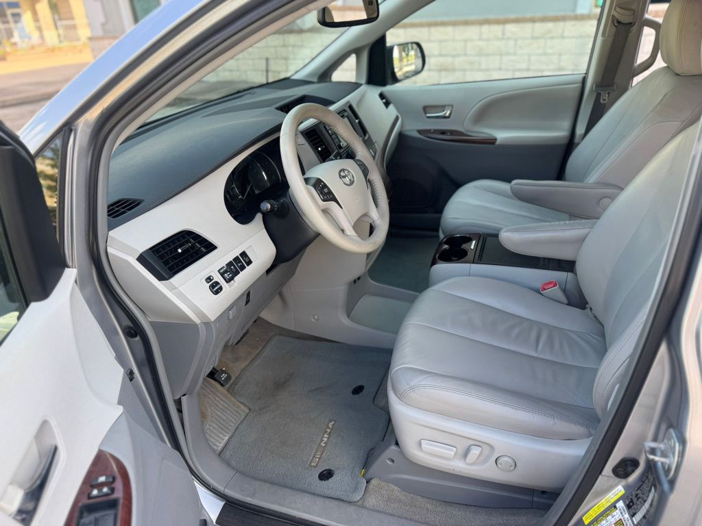 Photo 16 of this TOYOTA SIENNA