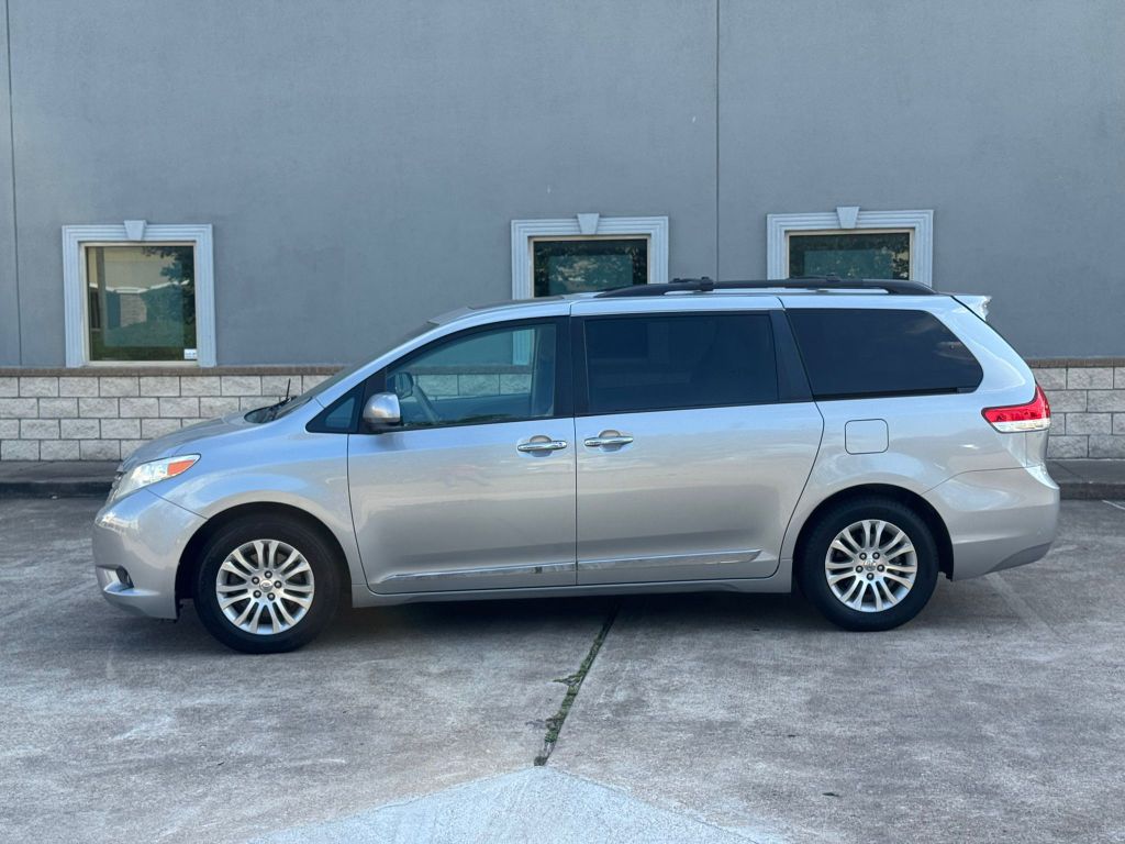 Photo 17 of this TOYOTA SIENNA