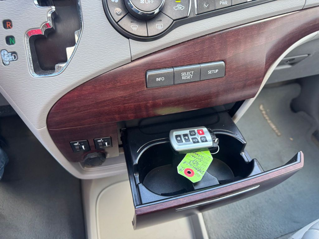 Photo 18 of this TOYOTA SIENNA