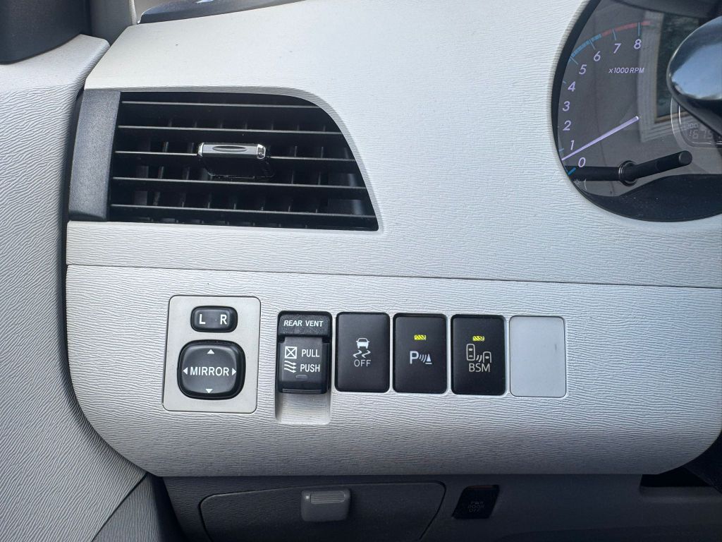 Photo 20 of this TOYOTA SIENNA