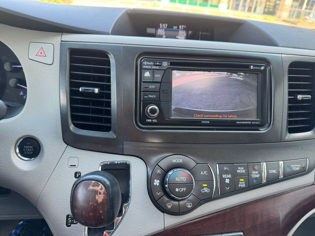 Photo 21 of this TOYOTA SIENNA