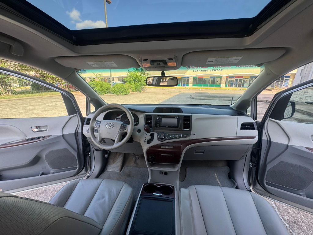 Photo 24 of this TOYOTA SIENNA