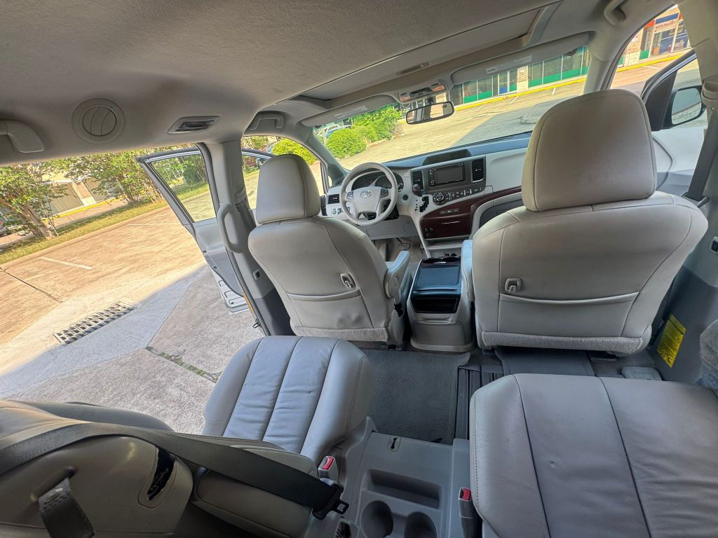 Photo 25 of this TOYOTA SIENNA