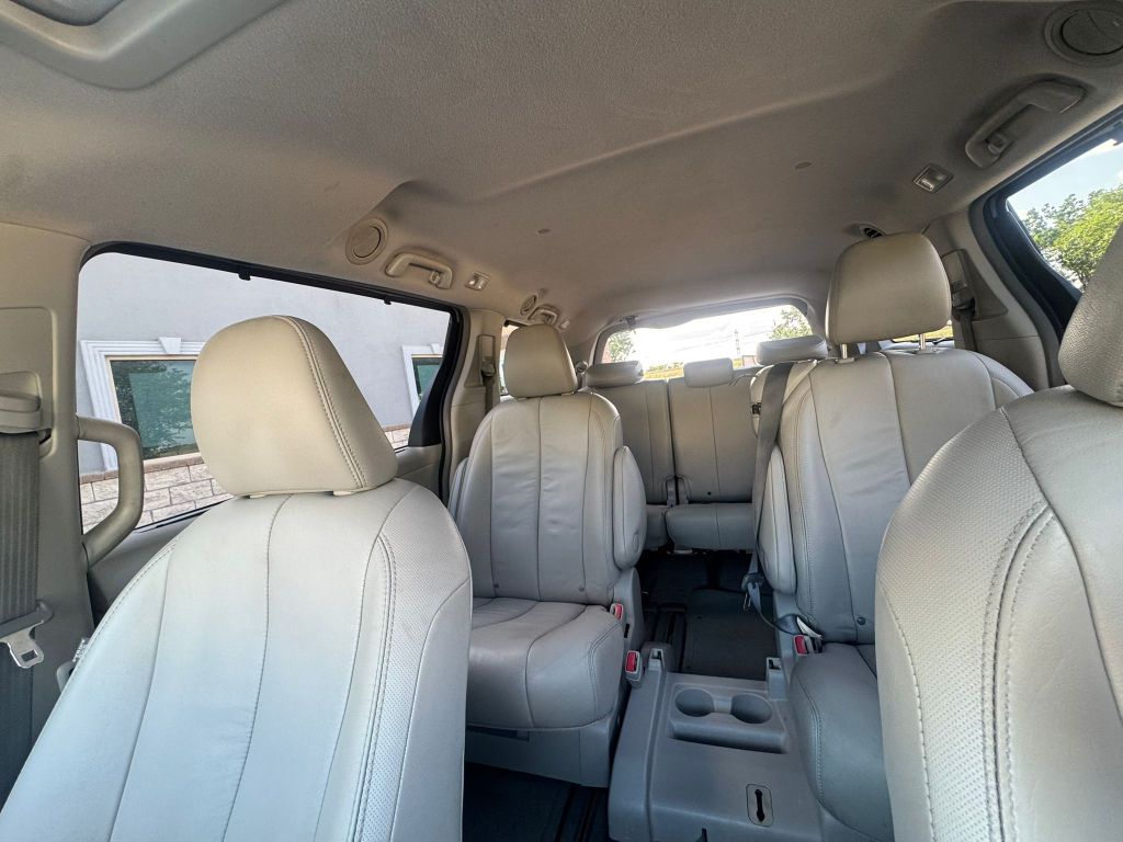 Photo 26 of this TOYOTA SIENNA