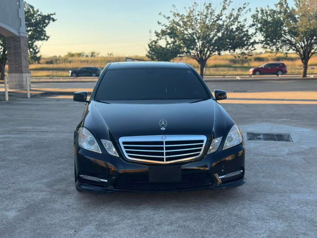 Photo 2 of this MERCEDES-BENZ E-CLASS