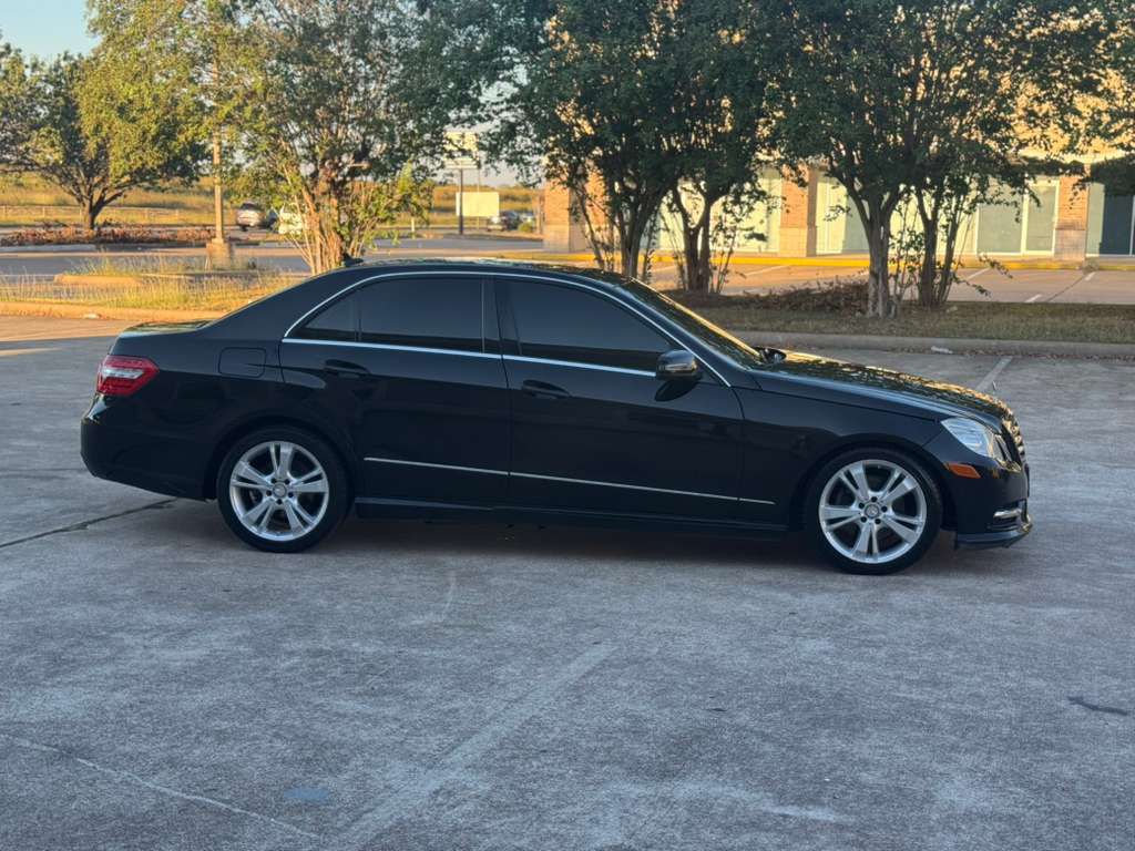 Photo 5 of this MERCEDES-BENZ E-CLASS