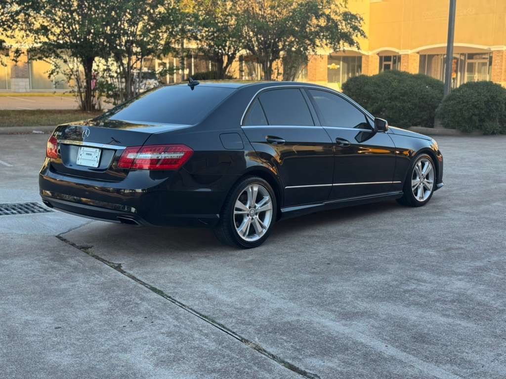 Photo 7 of this MERCEDES-BENZ E-CLASS
