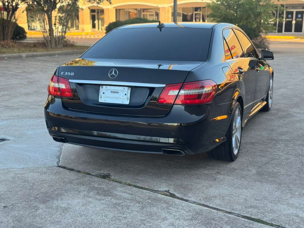 Photo 8 of this MERCEDES-BENZ E-CLASS