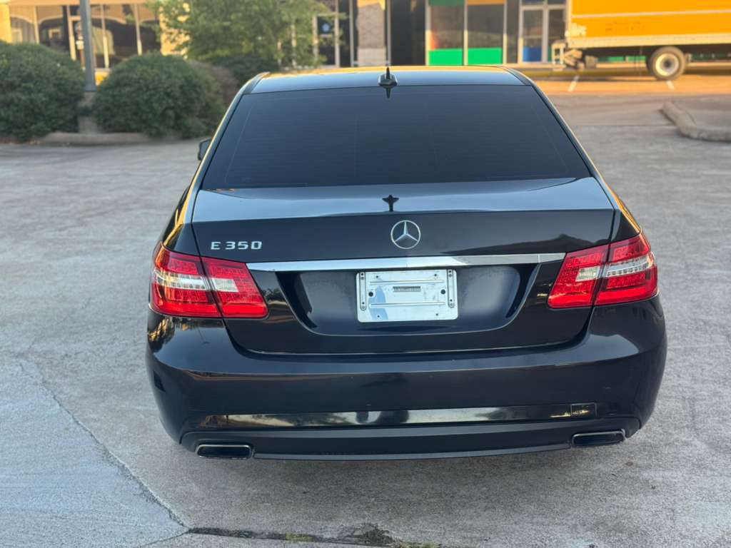 Photo 9 of this MERCEDES-BENZ E-CLASS