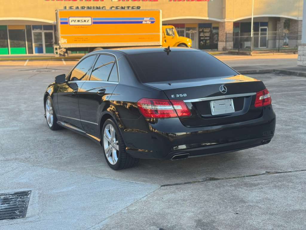 Photo 10 of this MERCEDES-BENZ E-CLASS