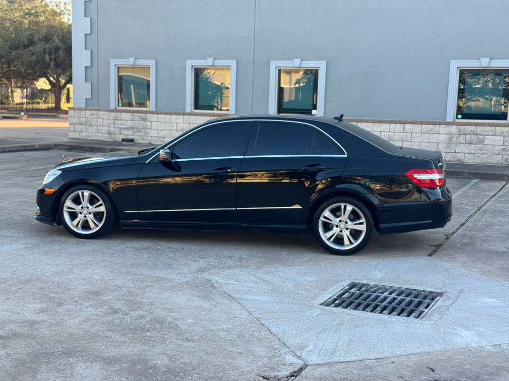 Photo 12 of this MERCEDES-BENZ E-CLASS
