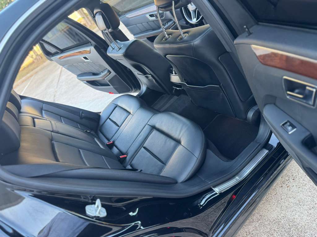 Photo 13 of this MERCEDES-BENZ E-CLASS