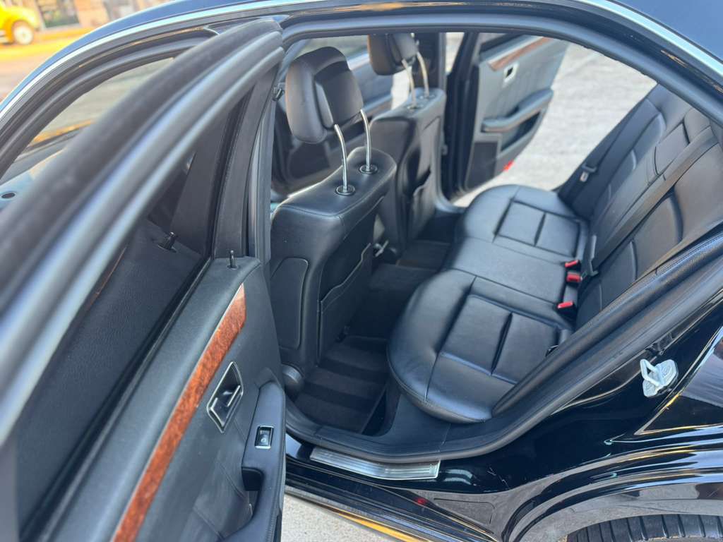 Photo 14 of this MERCEDES-BENZ E-CLASS