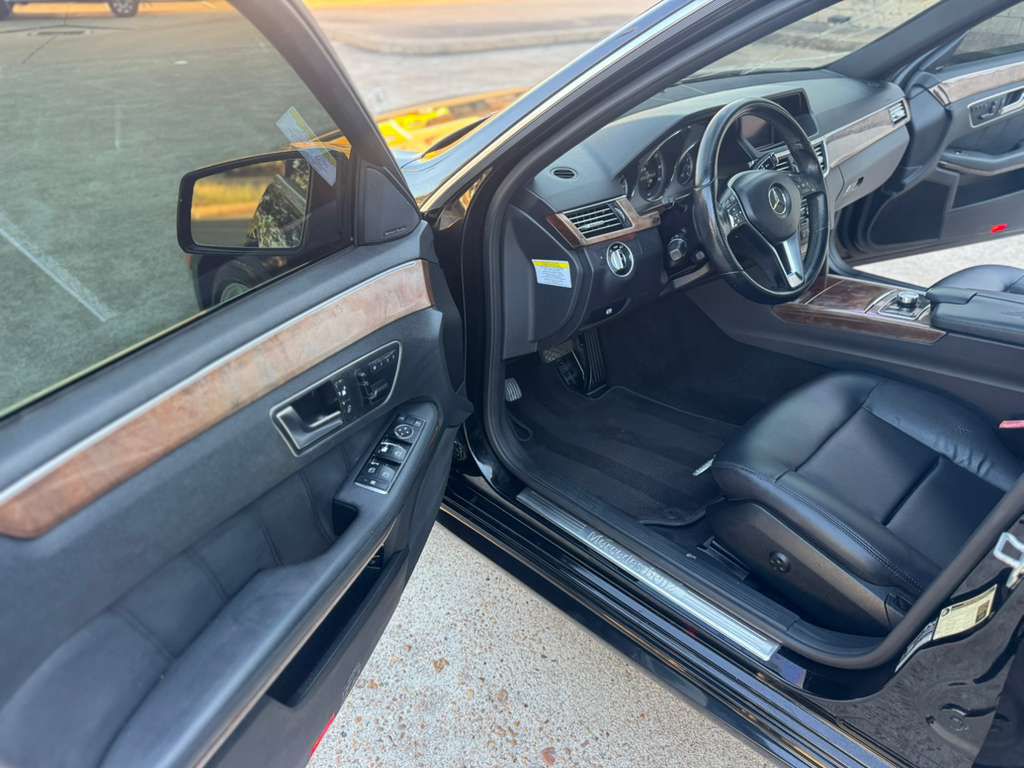 Photo 15 of this MERCEDES-BENZ E-CLASS