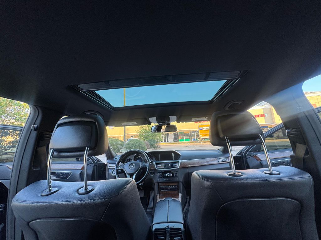 Photo 18 of this MERCEDES-BENZ E-CLASS