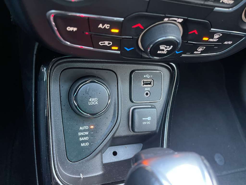 Photo 19 of this JEEP COMPASS