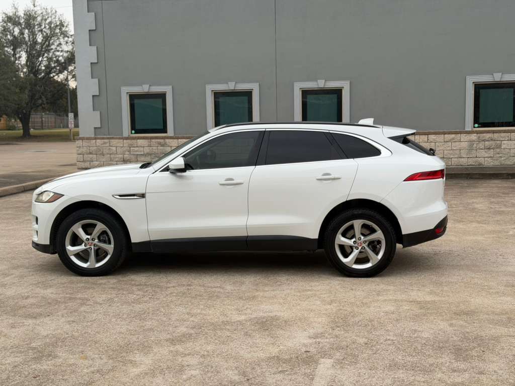 Photo 2 of this JAGUAR F-PACE