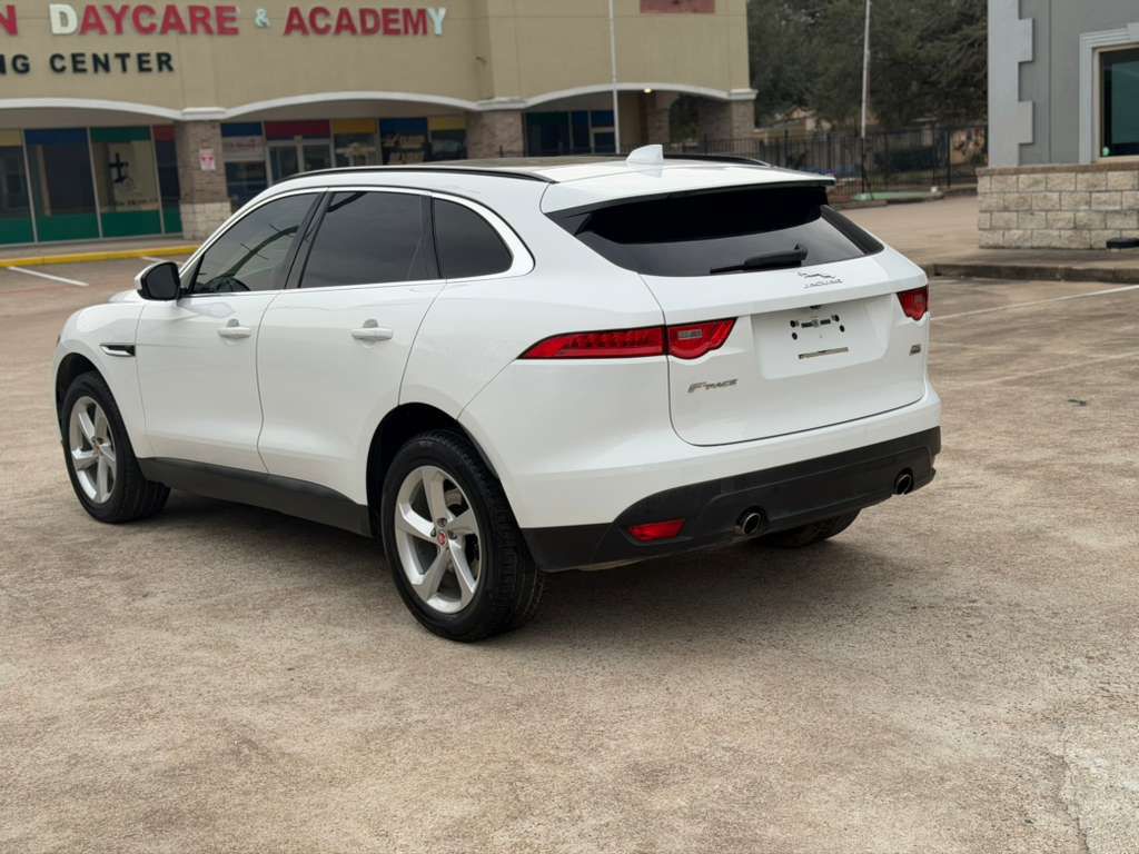 Photo 3 of this JAGUAR F-PACE
