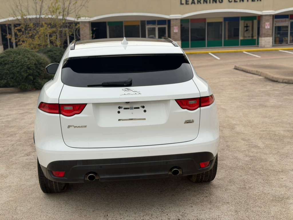 Photo 4 of this JAGUAR F-PACE