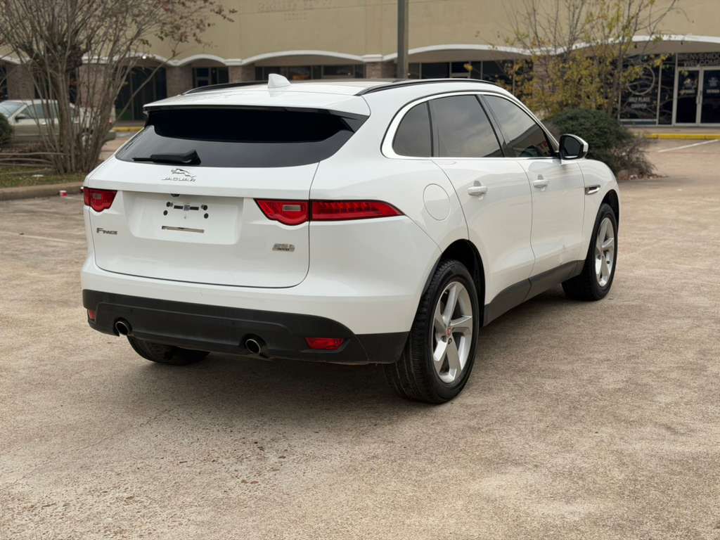 Photo 5 of this JAGUAR F-PACE