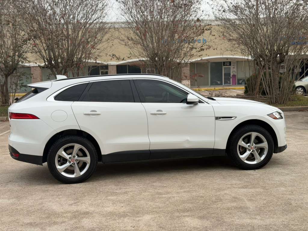 Photo 7 of this JAGUAR F-PACE