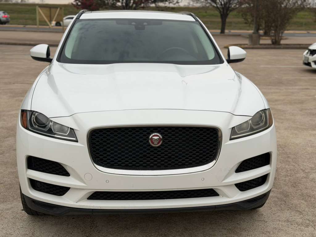 Photo 9 of this JAGUAR F-PACE
