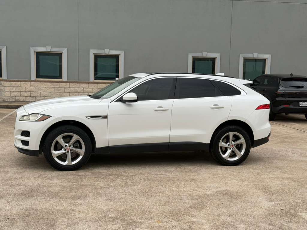 Photo 11 of this JAGUAR F-PACE