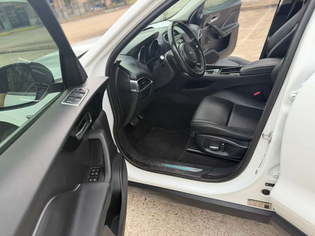 Photo 12 of this JAGUAR F-PACE