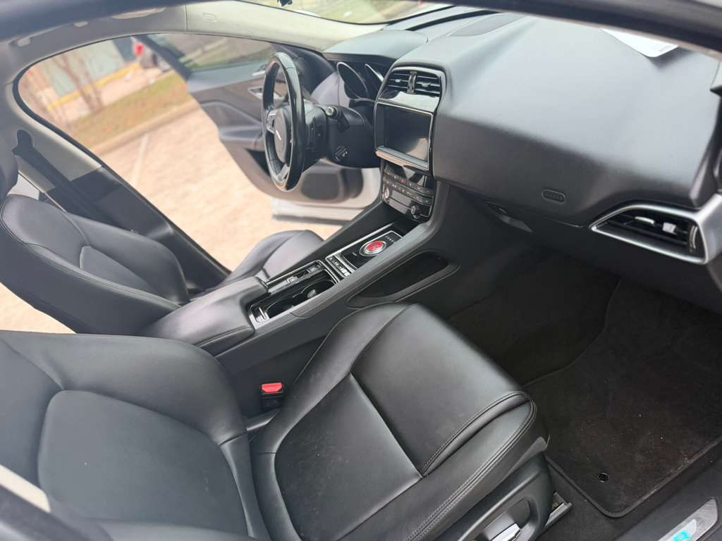 Photo 14 of this JAGUAR F-PACE