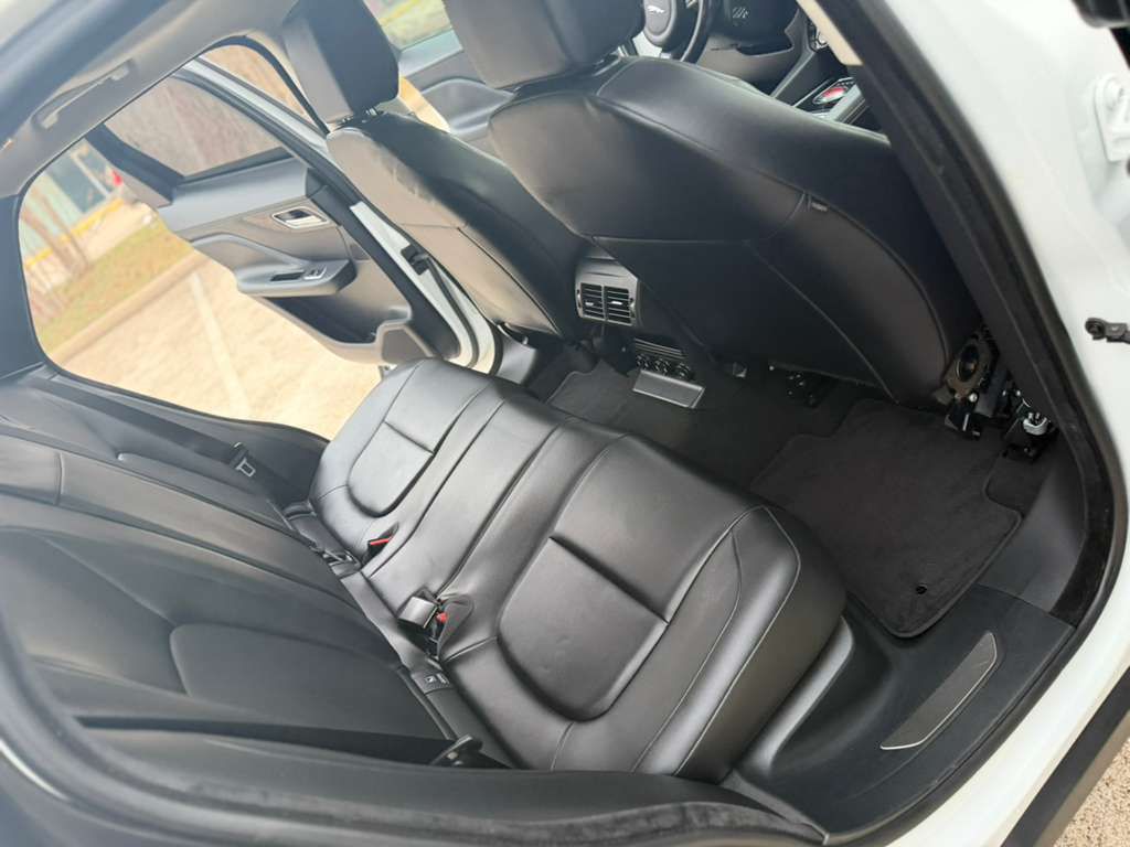Photo 15 of this JAGUAR F-PACE