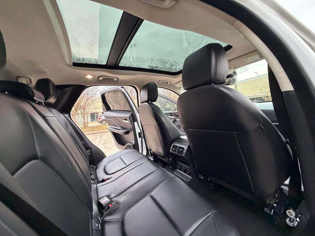 Photo 17 of this JAGUAR F-PACE